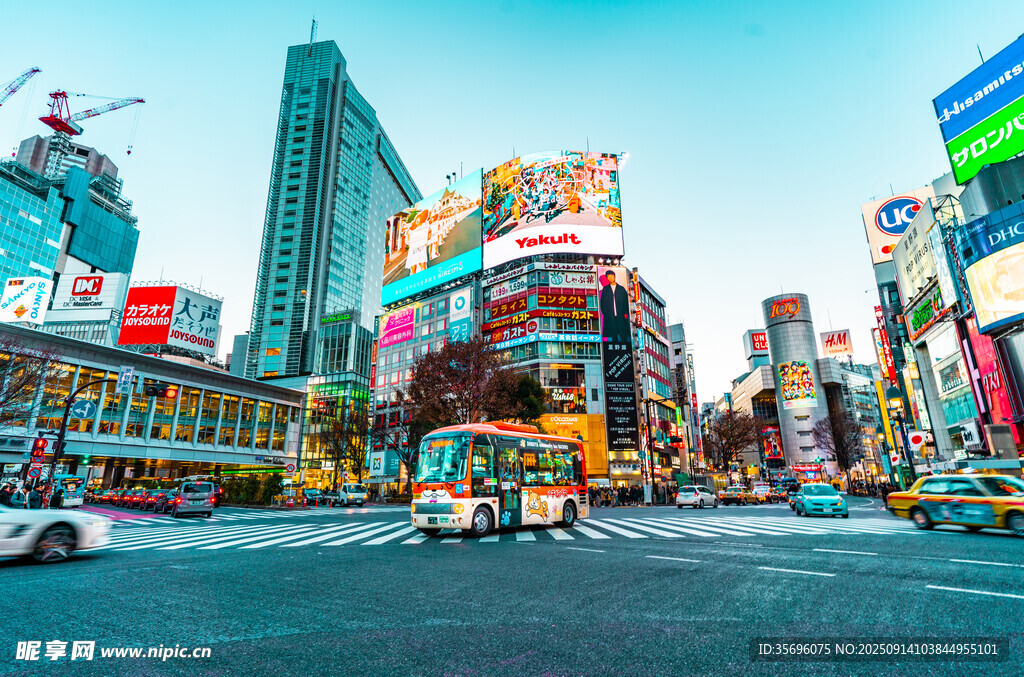 繁華都市街頭景象