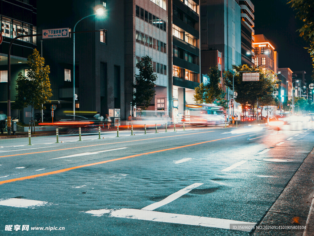 雨夜城市街道街景
