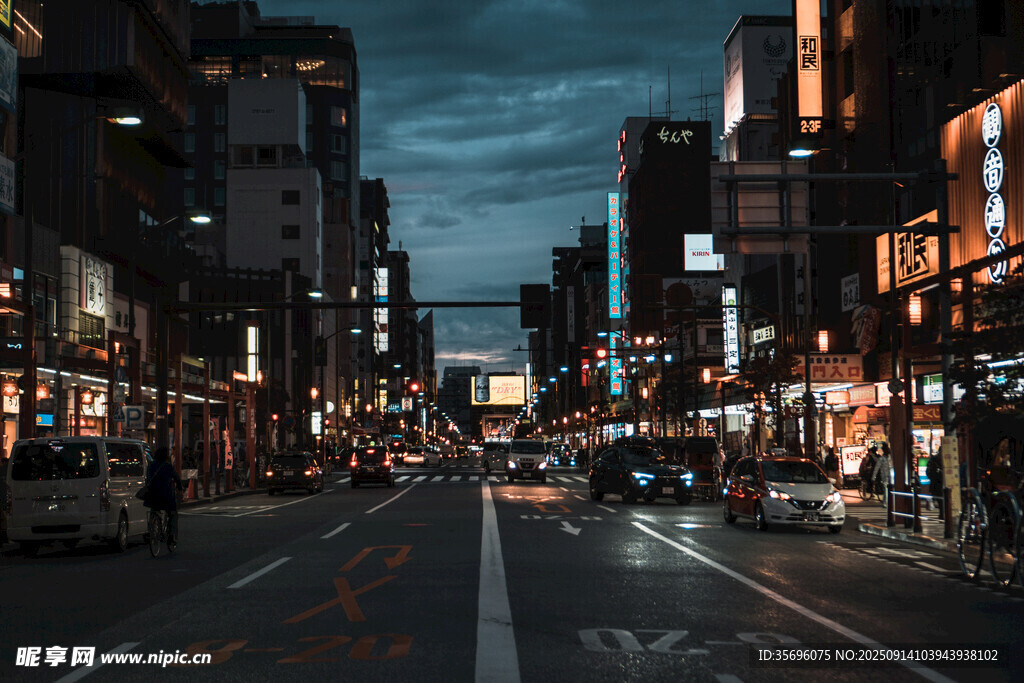 夜幕下繁華的城市街道