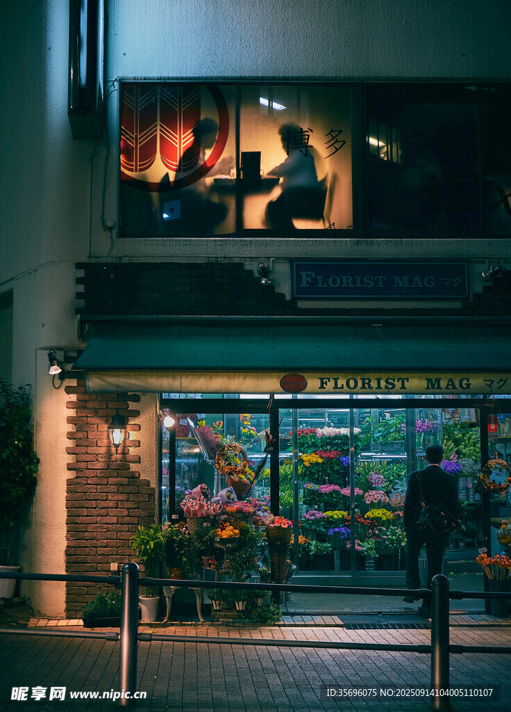 夜晚街邊燈火通明的店鋪