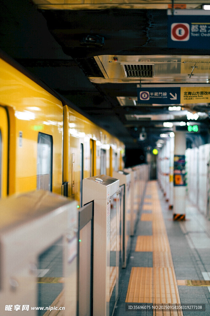 地鐵車廂內(nèi)景與站臺(tái)設(shè)施