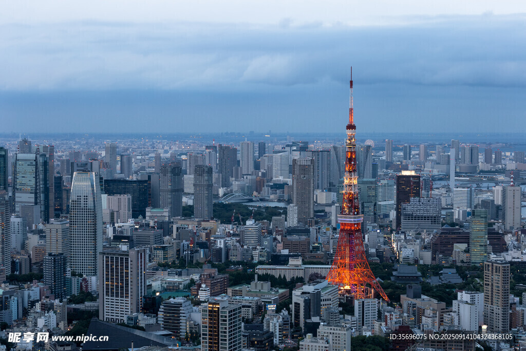 東京城市景觀中的璀璨鐵塔