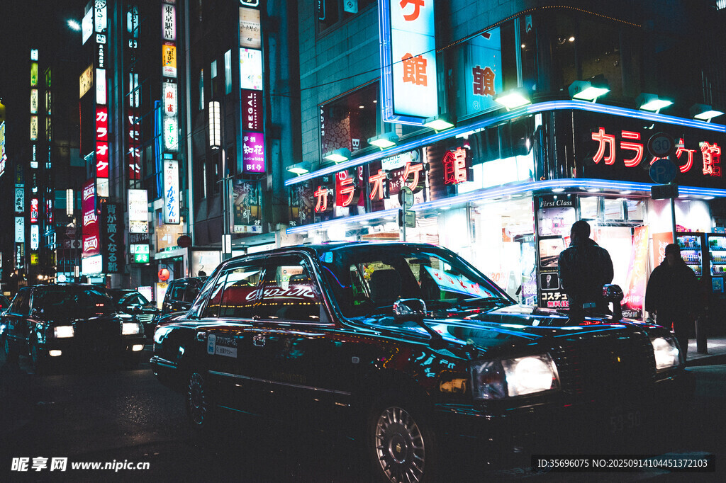 都市夜晚街頭的出租車