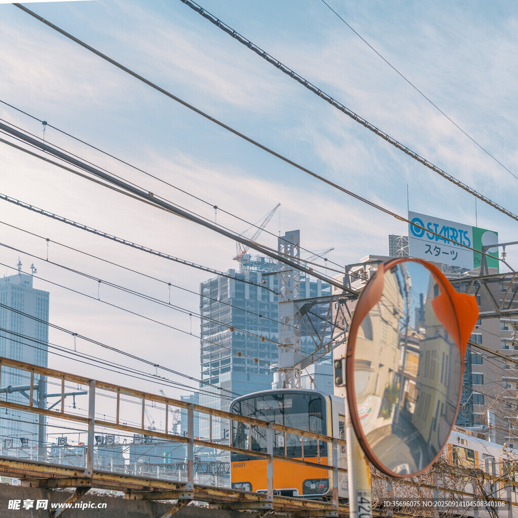 城市鐵軌旁的時鐘與電車