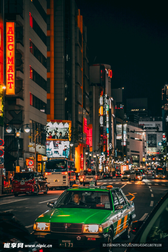 都市夜巷中的綠色出租車