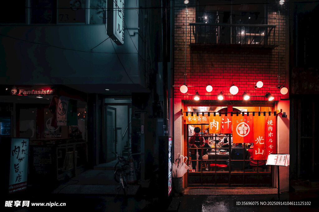 夜晚街邊亮燈的熱鬧小店