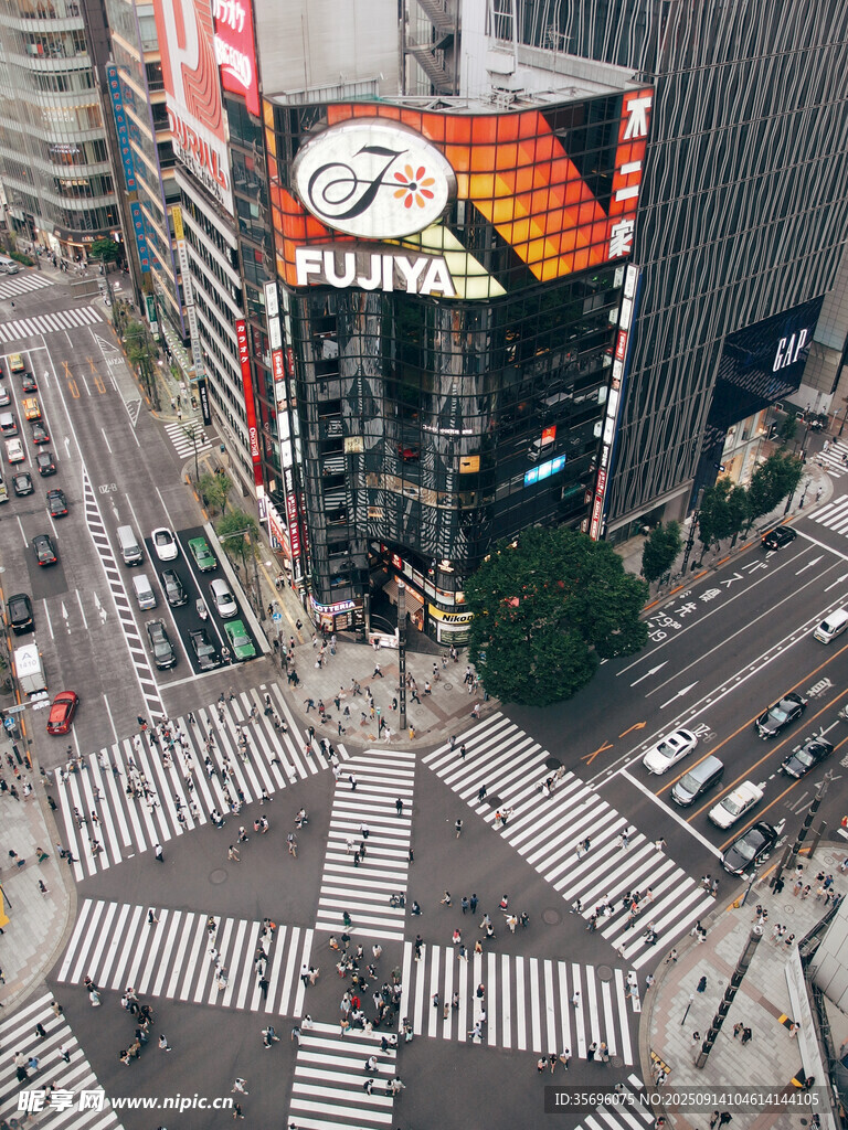 城市繁華路口的建筑景觀