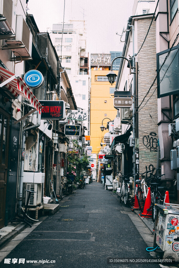 日本狹窄街道的日常景象