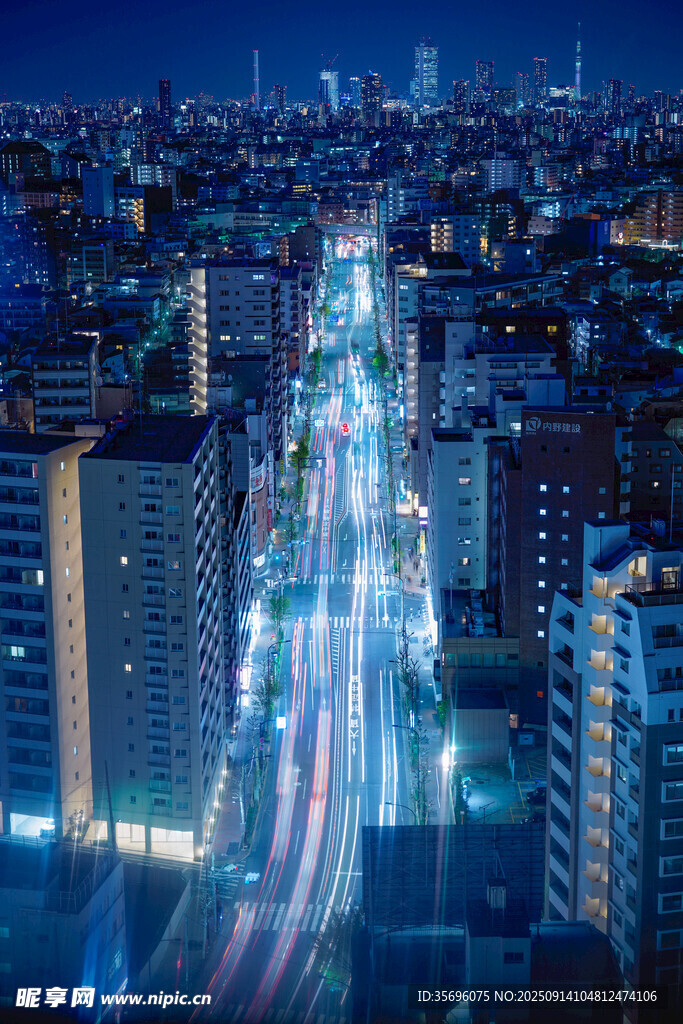 城市夜景中的璀璨道路