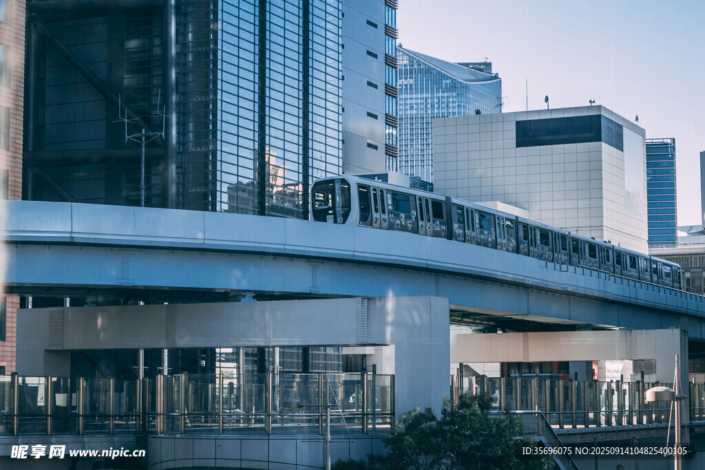 城市高架上的行駛列車