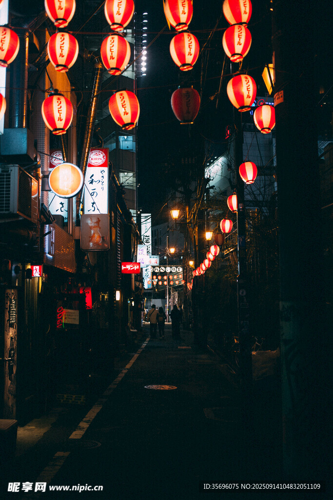 夜晚街頭懸掛的紅色燈籠