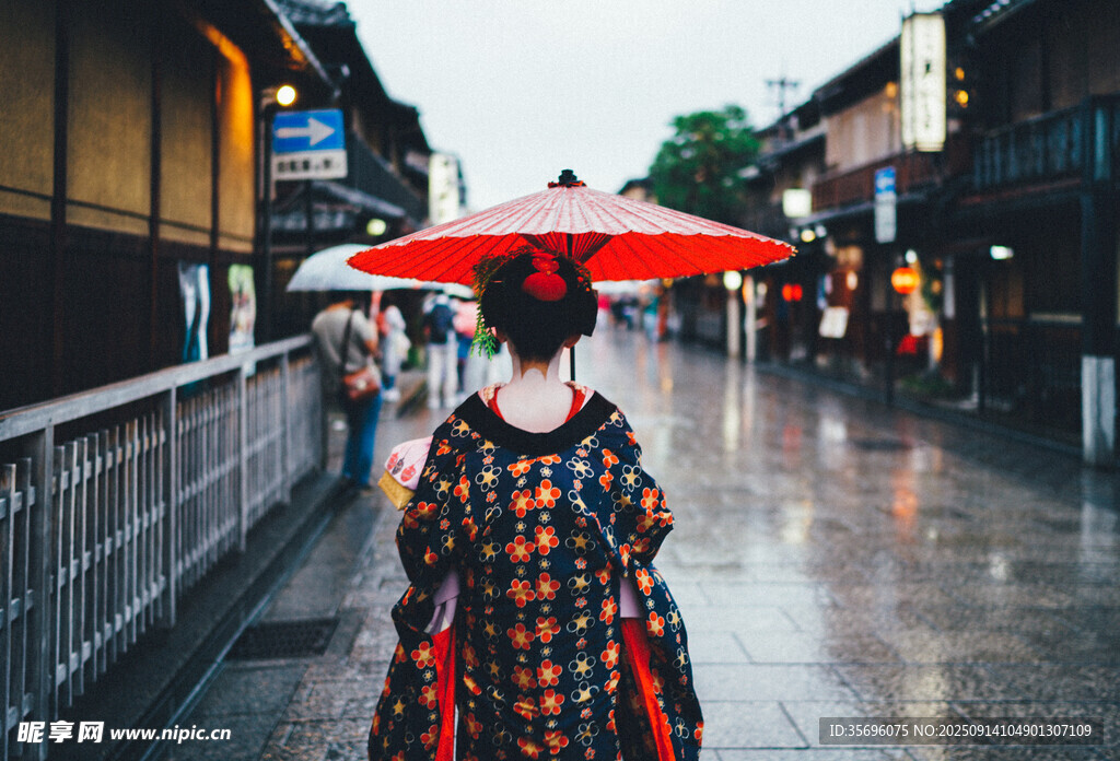 撐紅傘漫步古街的女子