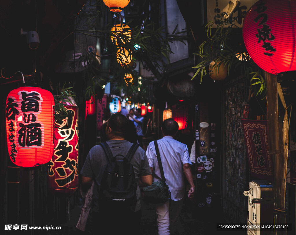 夜晚古巷中的燈籠與人流