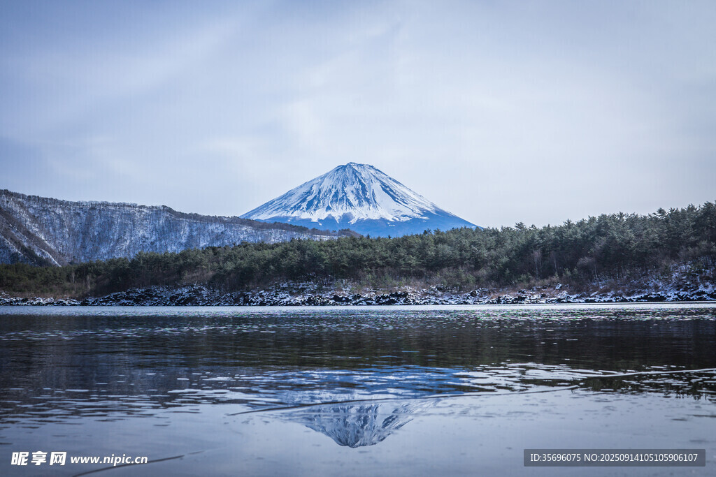富士山倒影于寧靜湖面