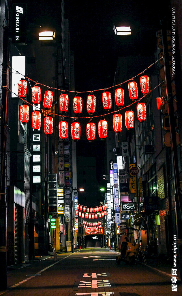 夜晚街頭懸掛的喜慶紅燈籠