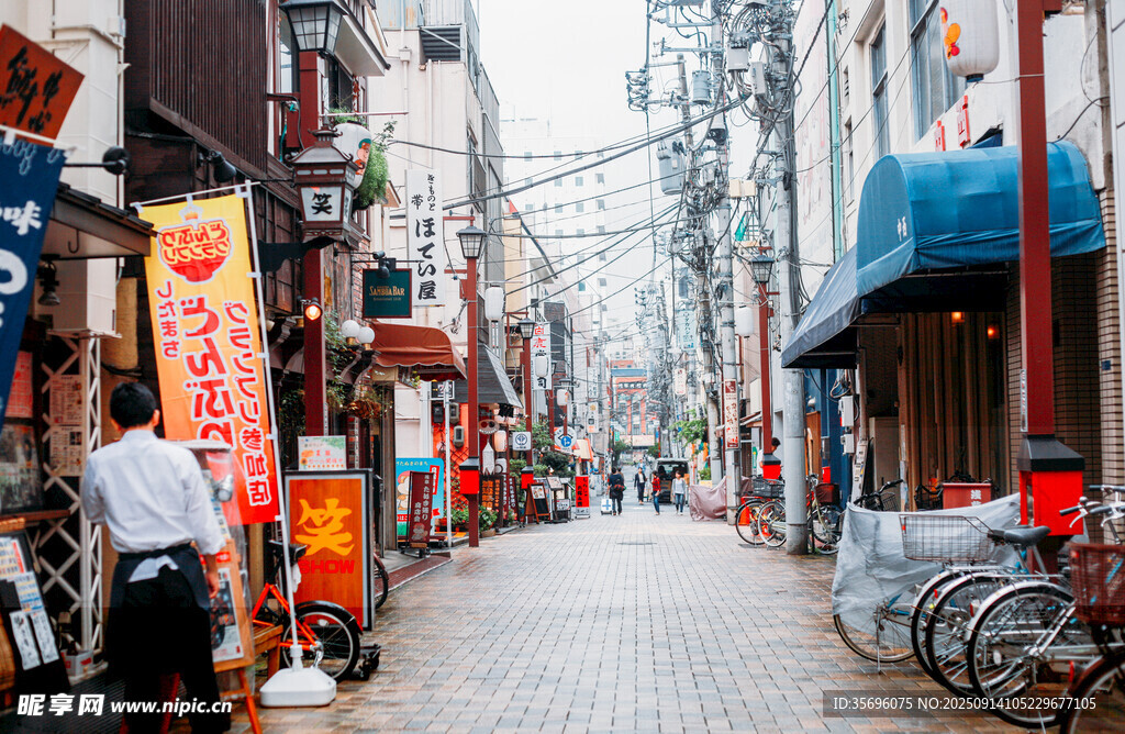 日本街頭的熱鬧市井景象