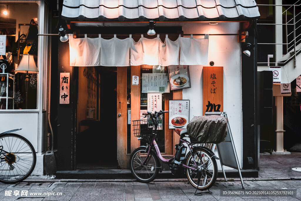 街頭小店前的閑適一刻