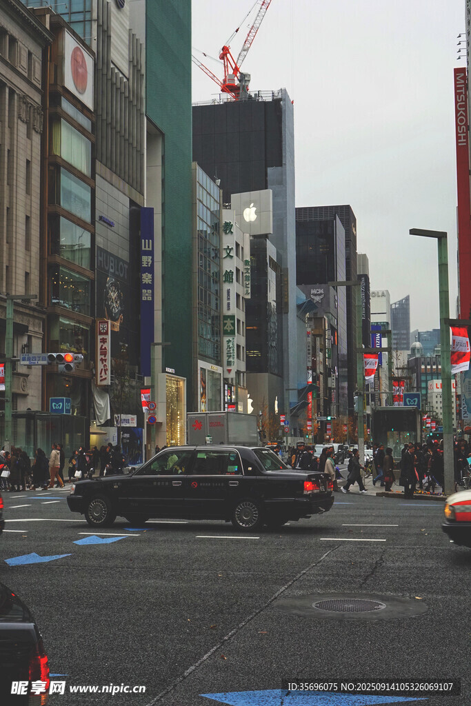 城市街頭繁忙景象