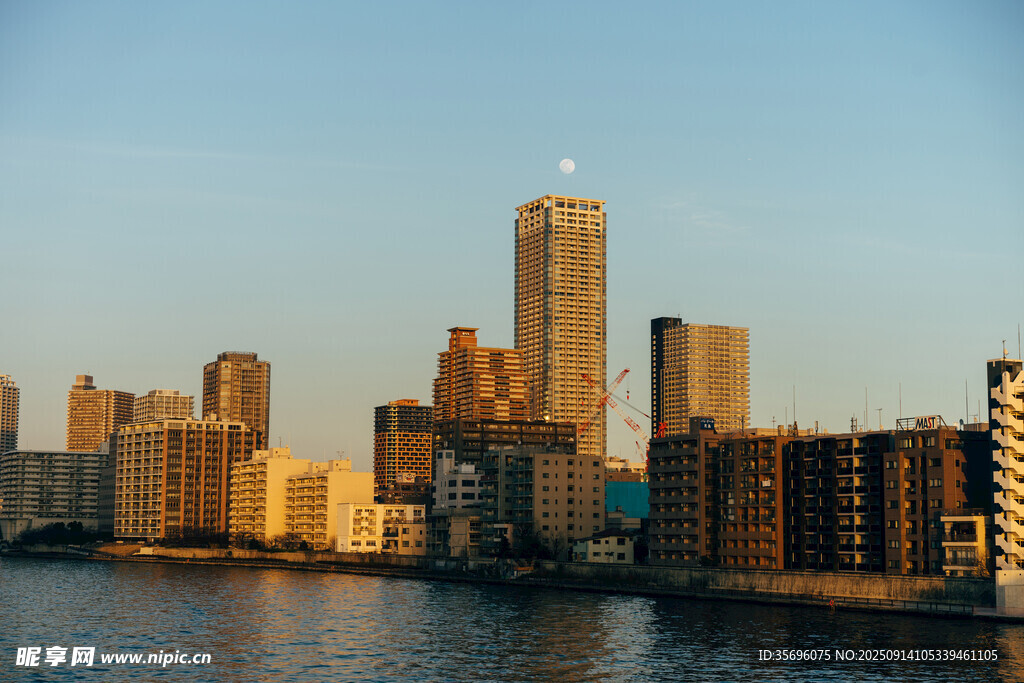 河畔城市天際線景觀