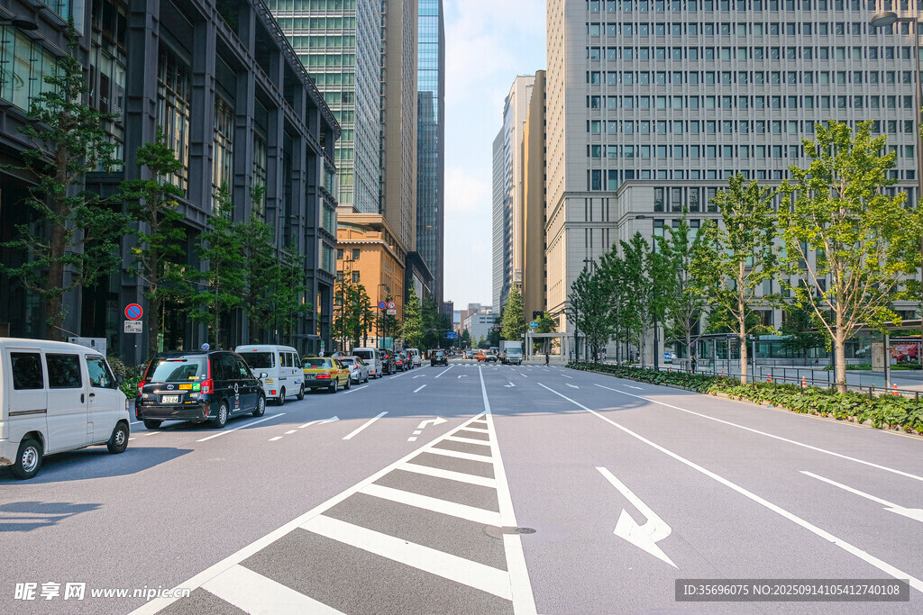 城市寬闊街道與林立高樓