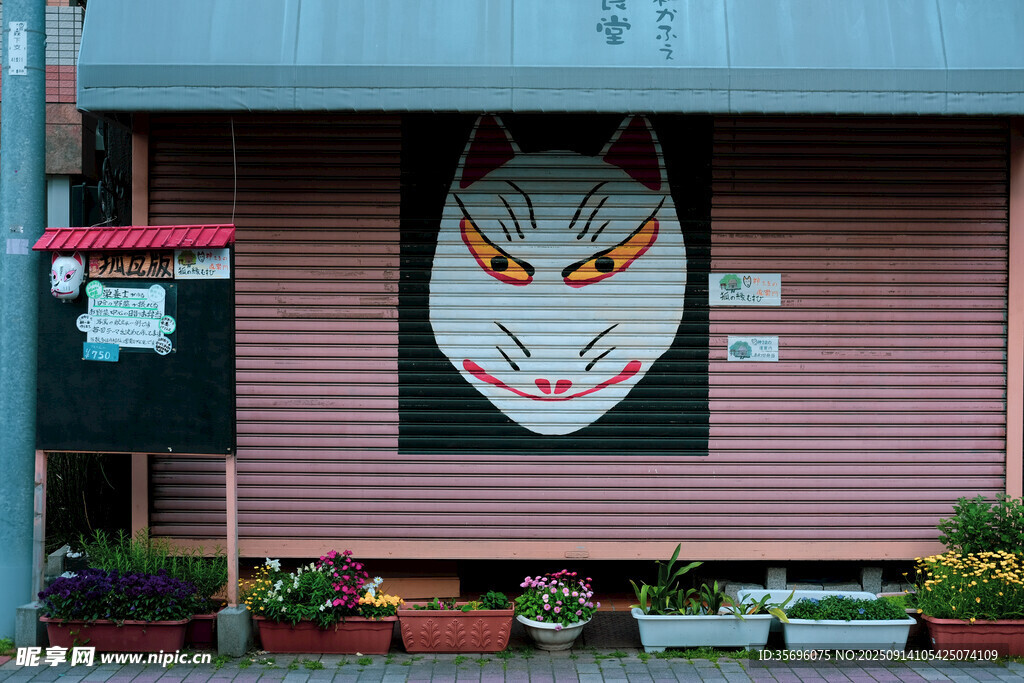 日式建筑外的神秘貓臉裝飾
