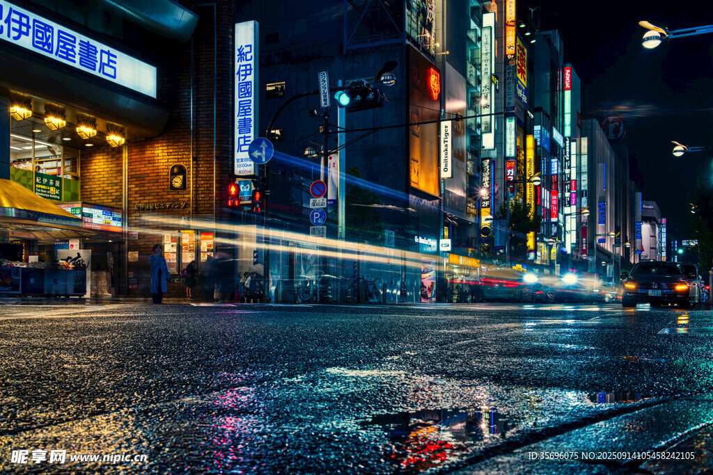 雨夜都市霓虹街道景象