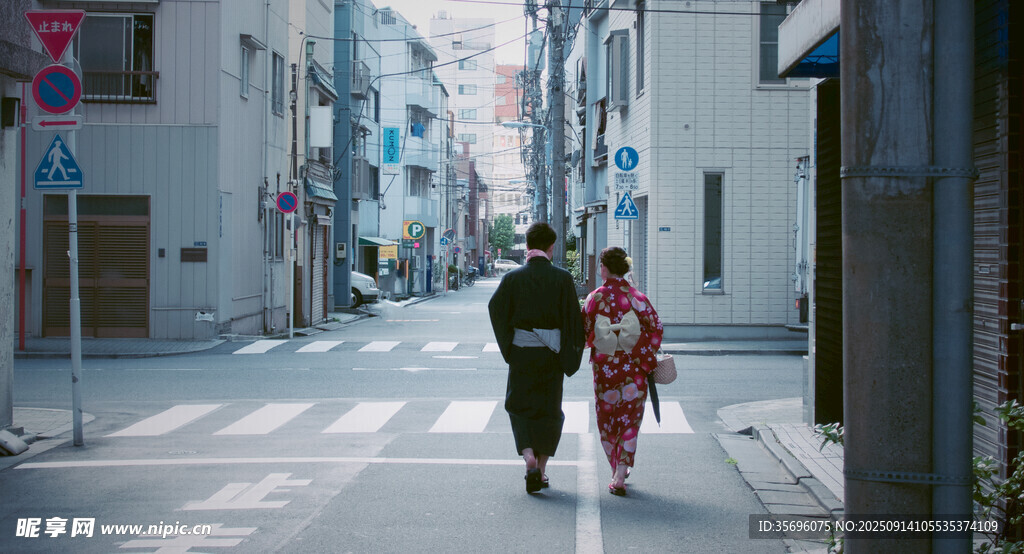 冬日街頭漫步的和服男女