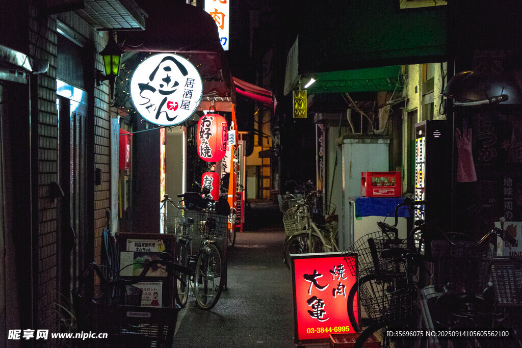 日式小巷的夜間溫馨景象