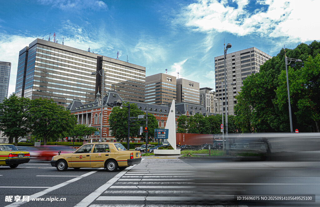 城市街景中的車輛與建筑