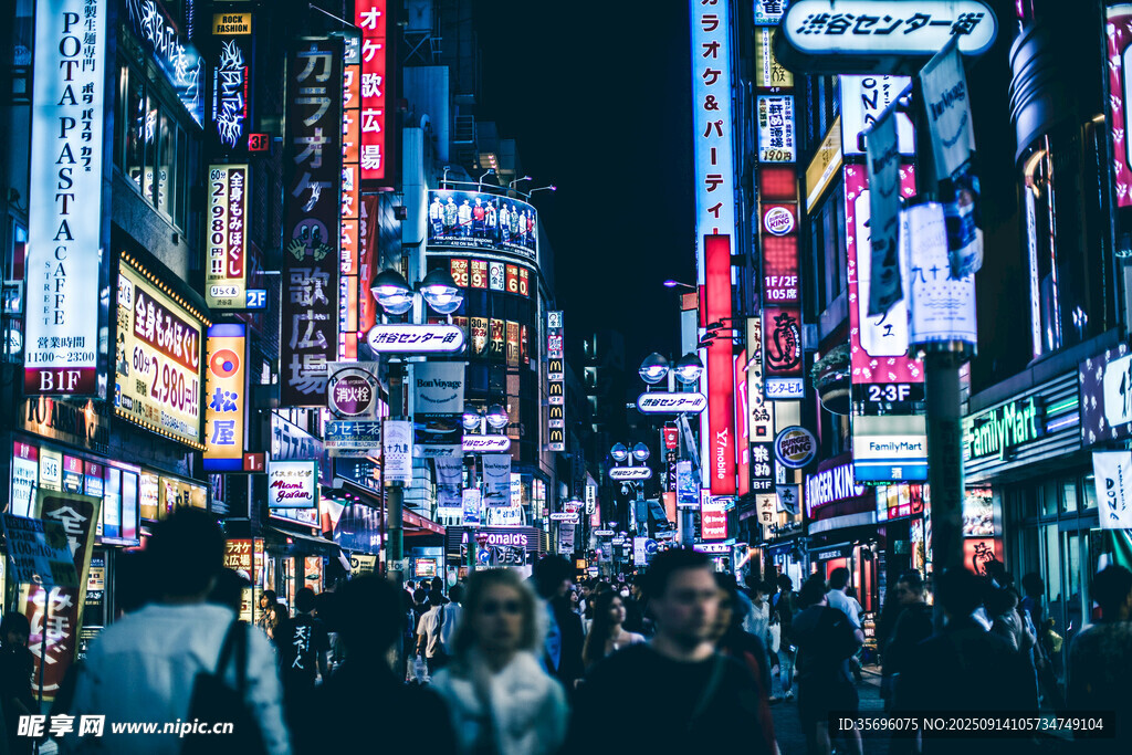 繁華都市夜景下的熱鬧街道