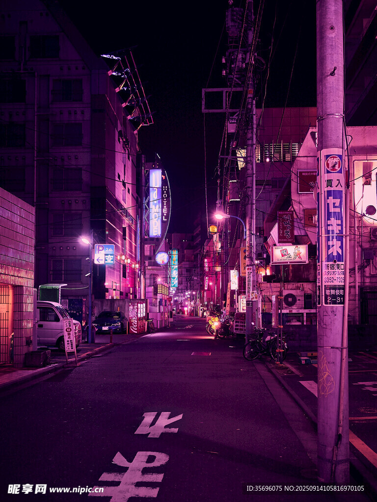 霓虹閃爍的靜謐都市小巷