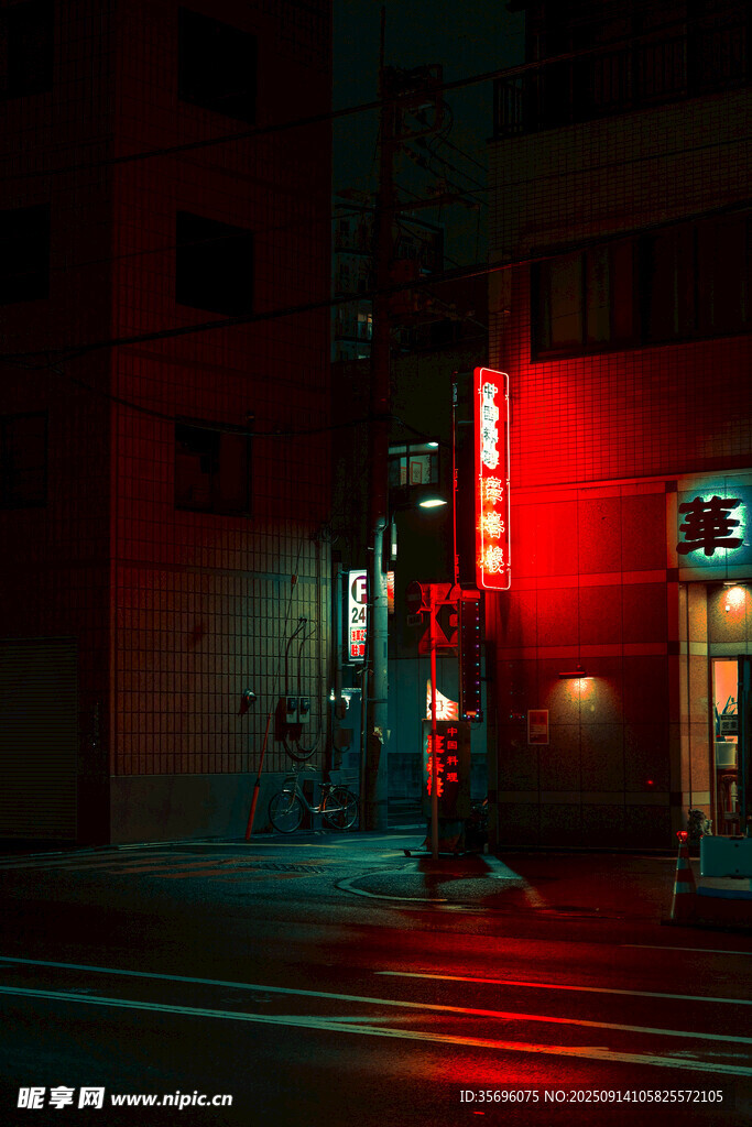 城市夜晚霓虹閃爍的街道