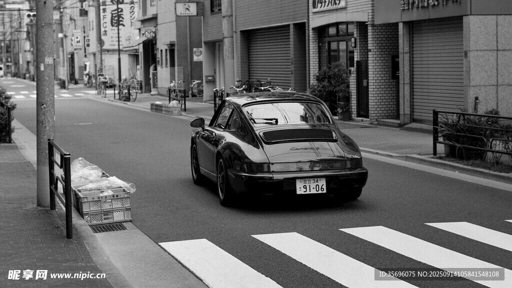 街道上行駛的復古出租車