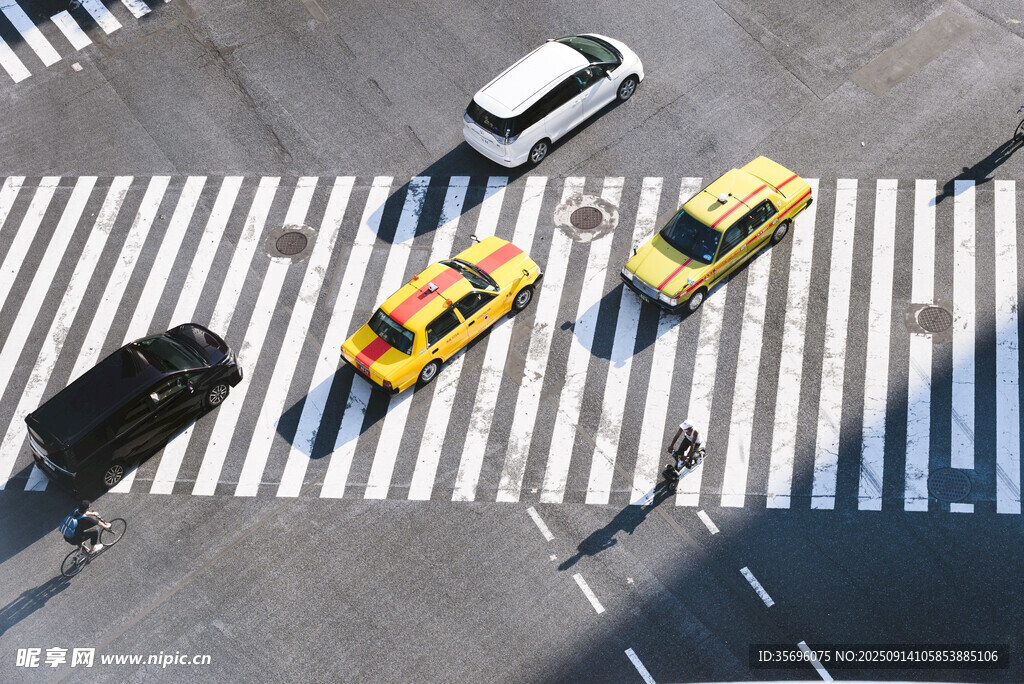城市路口車輛穿行畫面
