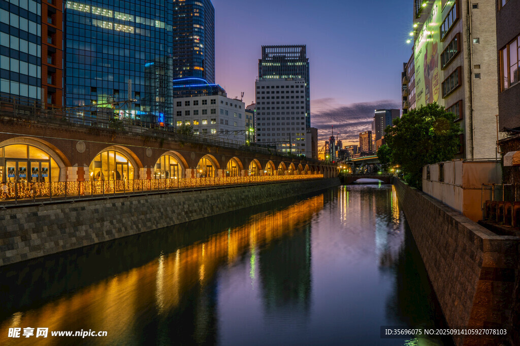 城市河畔夜景風(fēng)光