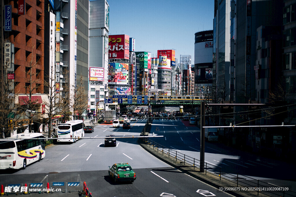 城市繁華街道景象