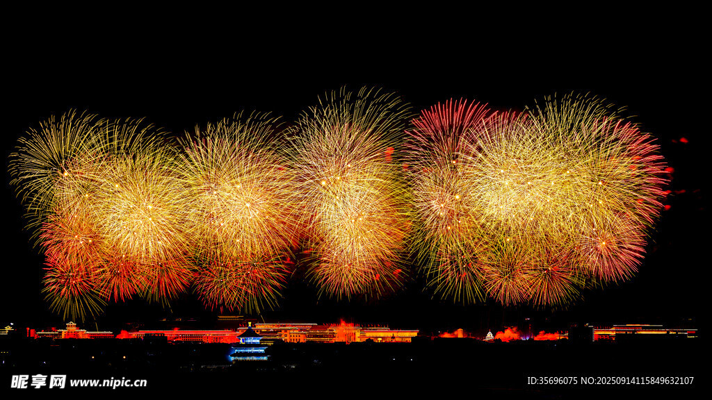 絢麗煙花綻放夜空