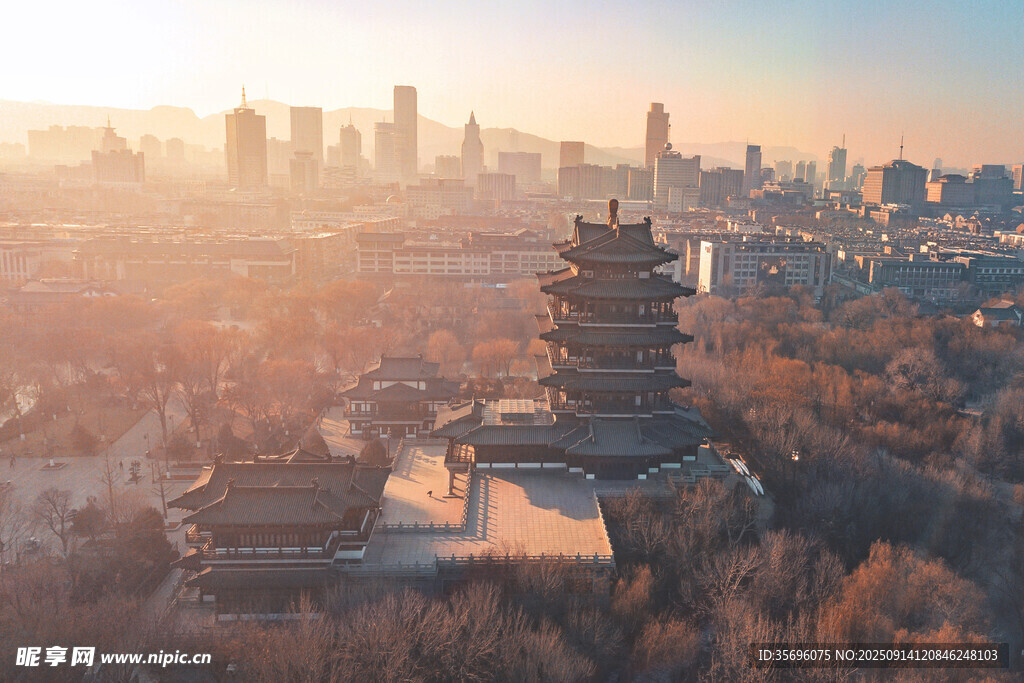 夕陽下的城市古塔景觀