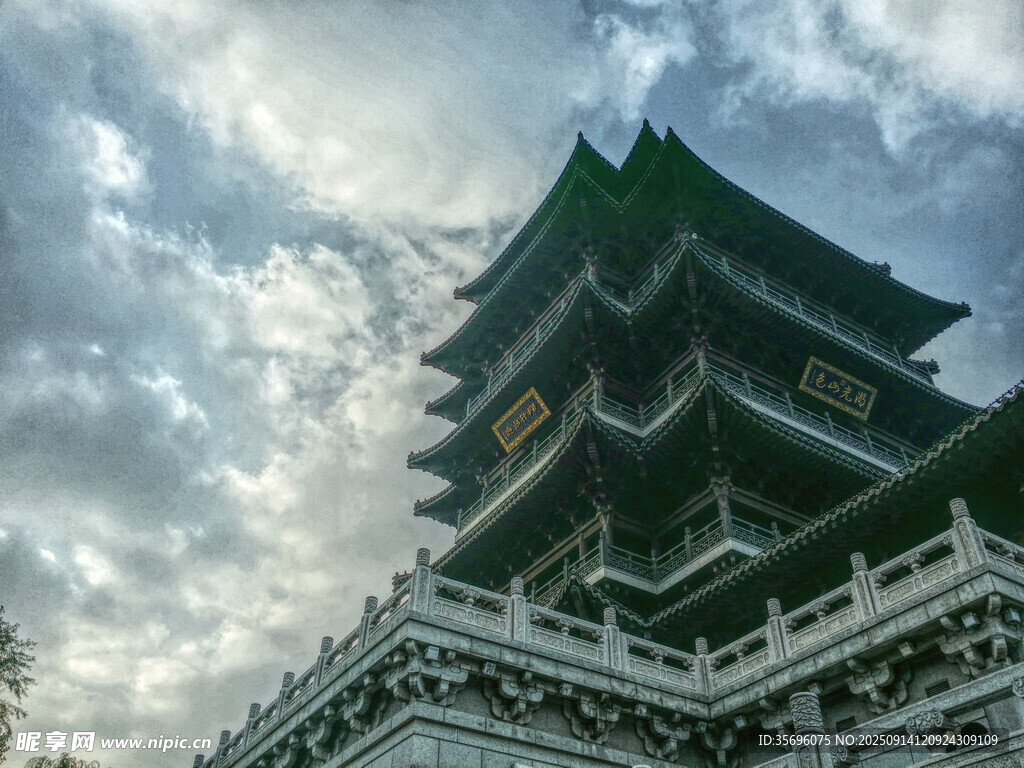 中式古塔映于藍天白云間