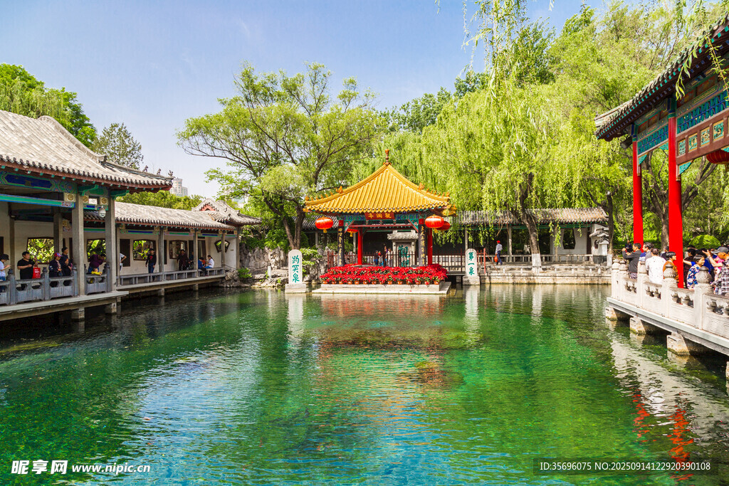 中式園林水景中的雅致亭閣