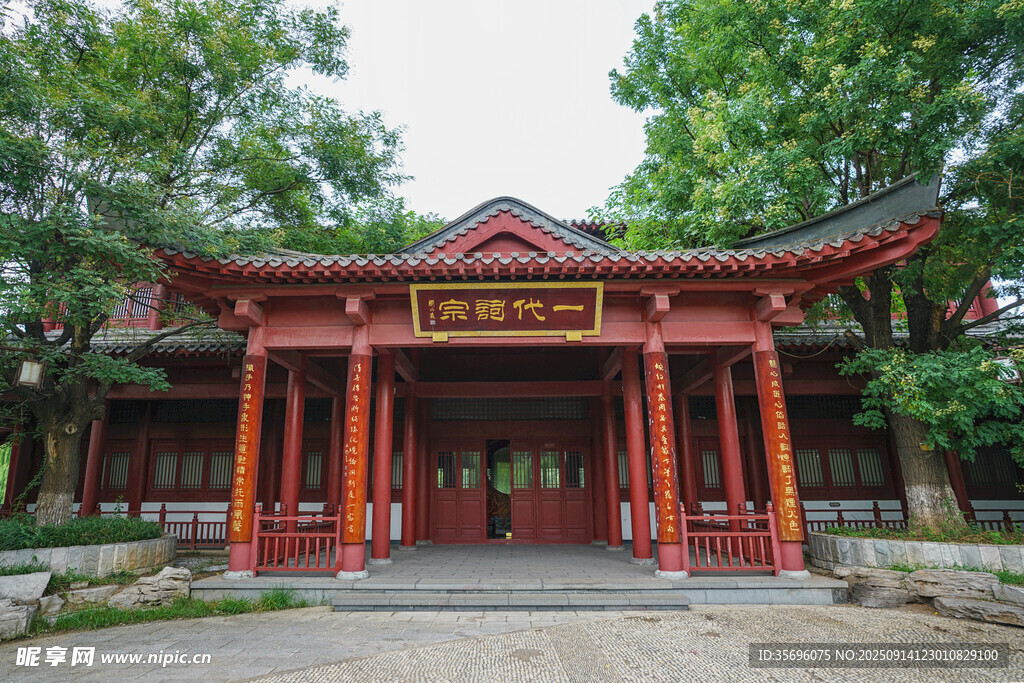 中式傳統(tǒng)古建筑大門(mén)