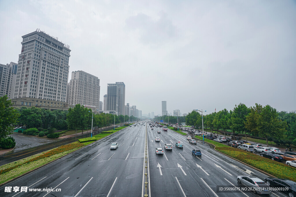 城市雨天道路上的行駛車輛