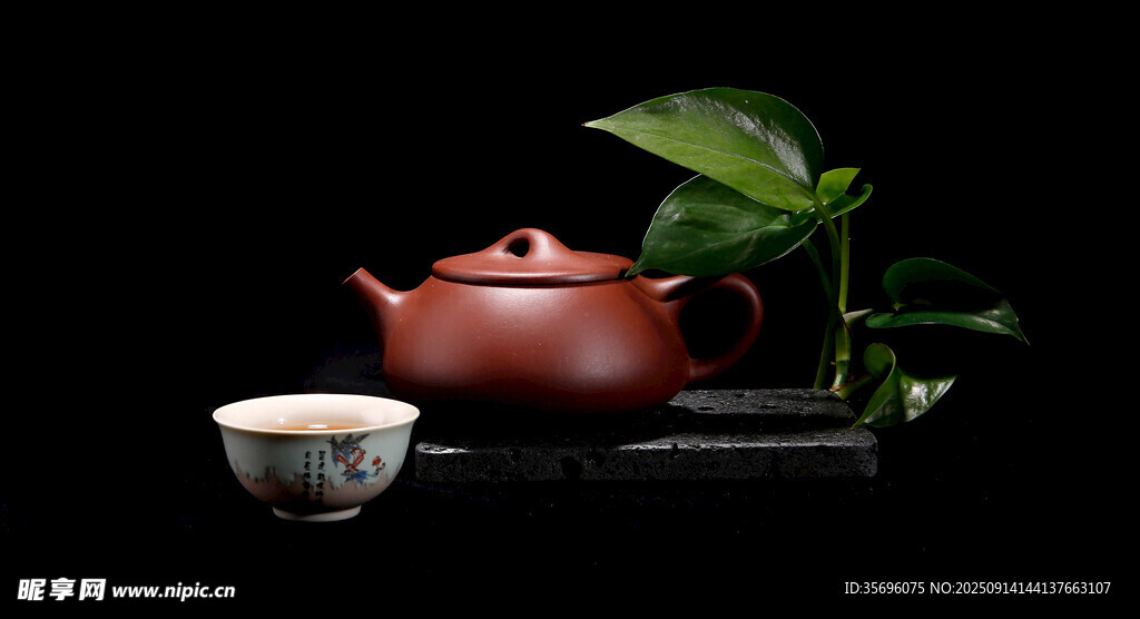 古樸紫砂壺與雅致茶杯