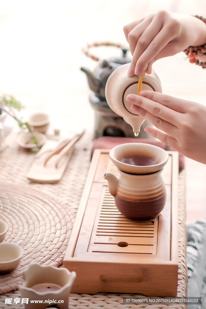 傳統(tǒng)中式茶藝優(yōu)雅場(chǎng)景