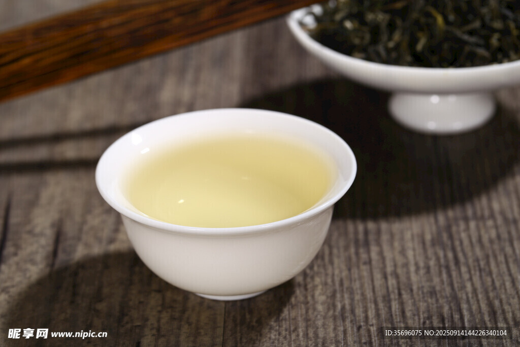白瓷杯中的淡黃色茶湯