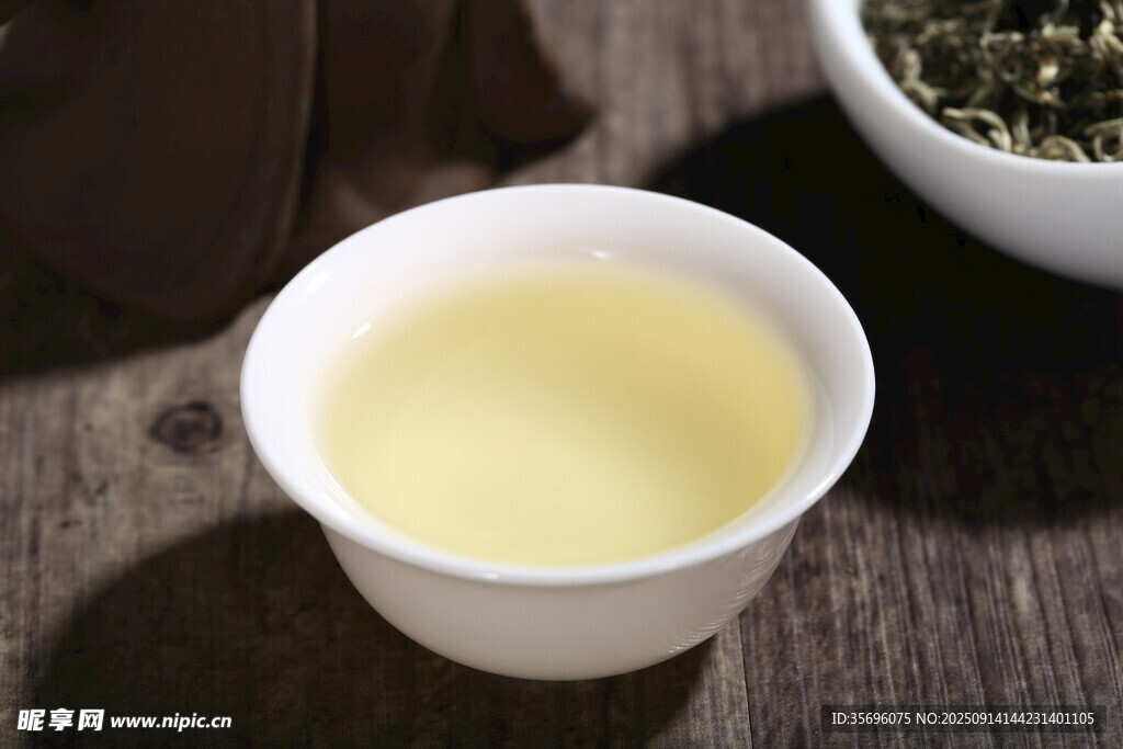 清香綠茶杯中展