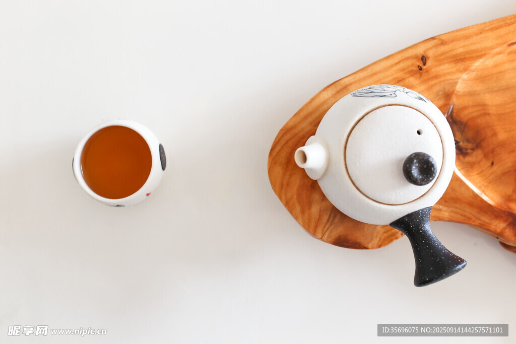 白色茶具與一杯熱茶