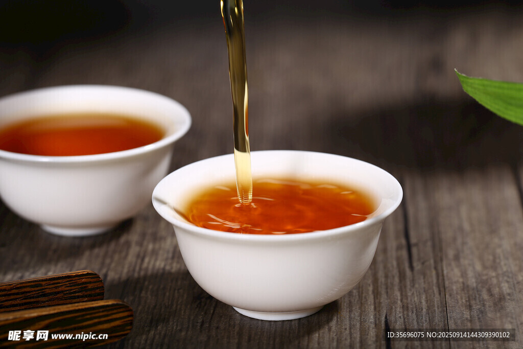兩杯熱茶正被優(yōu)雅沖泡
