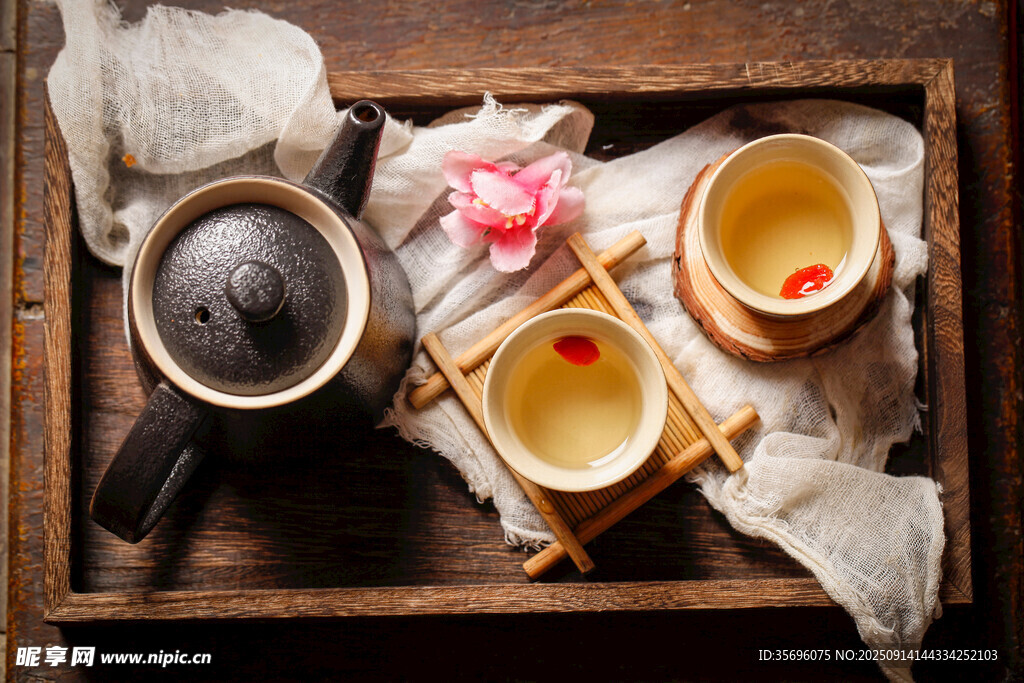 中式茶具與兩杯熱茶
