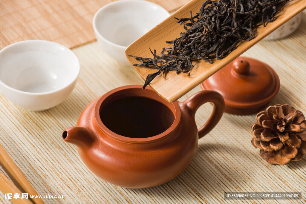 古樸茶具與茶葉的雅致組合